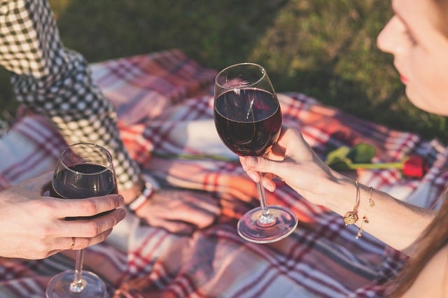 Paar trinkt zusammen einen Rotwein