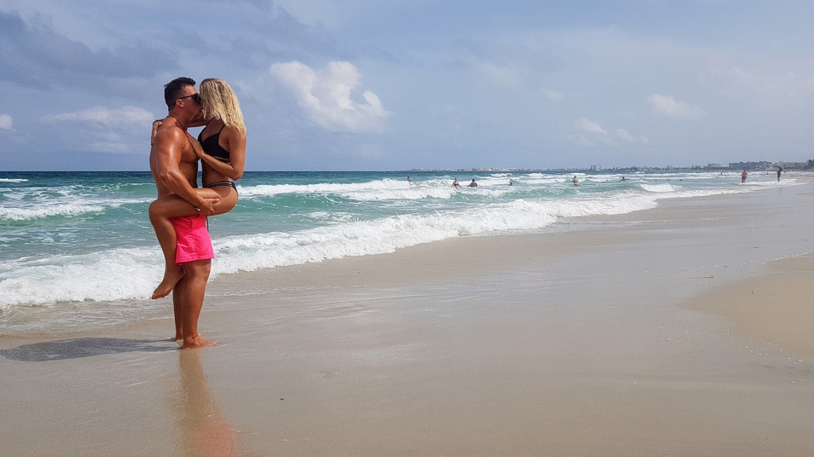 Verliebtes Paar am Strand
